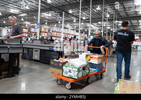 Bilder eines belebten Costco Stores mit Außenbereich, Eingangs- und Kassenbereich, in dem Kunden und Wagen in Aktion gehalten werden. Stockfoto