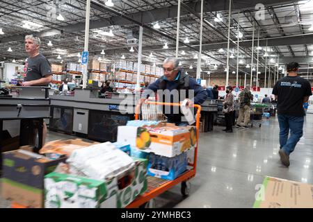 Bilder eines belebten Costco Stores mit Außenbereich, Eingangs- und Kassenbereich, in dem Kunden und Wagen in Aktion gehalten werden. Stockfoto