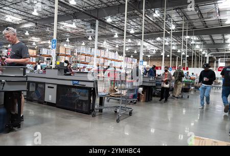 Bilder eines belebten Costco Stores mit Außenbereich, Eingangs- und Kassenbereich, in dem Kunden und Wagen in Aktion gehalten werden. Stockfoto