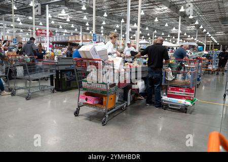 Bilder eines belebten Costco Stores mit Außenbereich, Eingangs- und Kassenbereich, in dem Kunden und Wagen in Aktion gehalten werden. Stockfoto