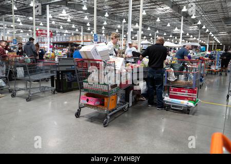 Bilder eines belebten Costco Stores mit Außenbereich, Eingangs- und Kassenbereich, in dem Kunden und Wagen in Aktion gehalten werden. Stockfoto