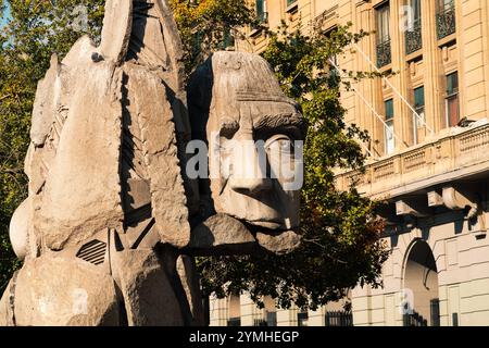 Gedenkstätte der chilenischen Ureinwohner, Skulptur des Gesichts der chilenischen Ureinwohner auf der Plaza de Armas in Santiago de Chile, an einem sonnigen Tag Stockfoto