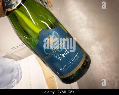 BELGRAD, SERBIEN - 21. SEPTEMBER 2024: Paul Chevalier Sekt, ein Blancs de Blancs Brut, wird in einem Supermarkt in Belgrad, Ser Stockfoto