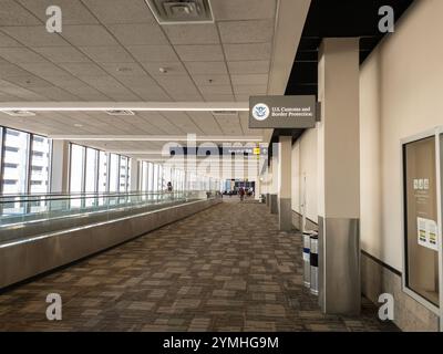 MINNEAPOLIS, 21. AUGUST 2024: US Customs and Border Protection (CBP) Büro am Flughafen Minneapolis, das für Einwanderung und Zollabwicklung zuständig ist Stockfoto