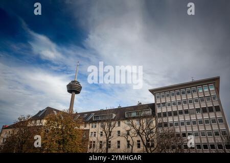 Colonius Telekommunikationsturm in Köln, Deutschland aus dem Stadtteil Ehrenfeld, umgeben von städtischen Wohnhäusern unter bewölktem Himmel. Diese Tele Stockfoto