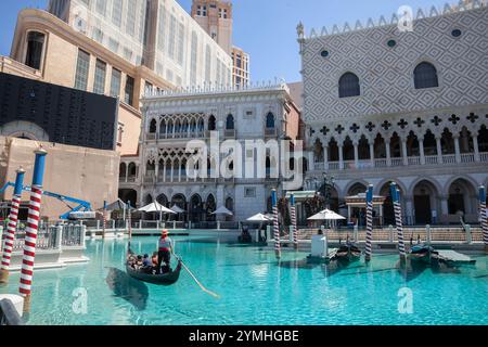 LAS VEGAS - 19. AUGUST 2024: Gondeln schweben auf einem Nachbau eines venezianischen Kanals im venezianischen Las Vegas Hotel und Casino. Die Szene reproduziert das Ambia Stockfoto