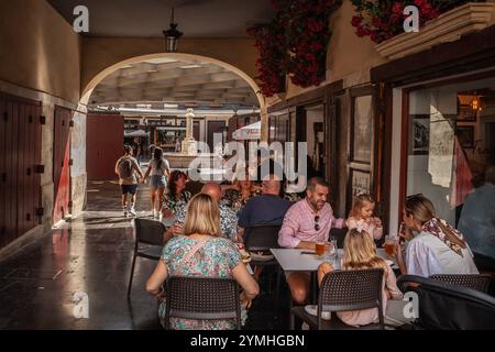 VALENCIA, SPANIEN - 13. OKTOBER 2024: Auf der Terrasse eines Restaurants und einer Bar im Stadtzentrum von Valencia können Gäste den spanischen Lebensstil im Freien einfangen Stockfoto