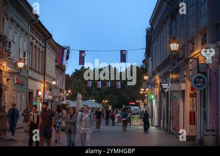 NOVI SAD, SERBIEN - 1. SEPTEMBER 2024: Dunavska Ulica Street in der Abenddämmerung, eine Fußgängerzone im Stadtzentrum von Novi Sad, Second bigge Stockfoto