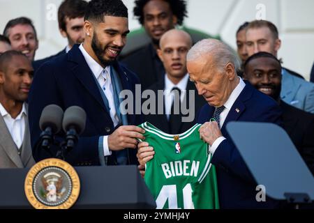 Washington, Usa. November 2024. US-Präsident Joe Biden (R) nimmt ein Boston Celtics Trikot von Celtics Stürmer Jayson Tatum (L) an und begrüßt den NBA-Champion 2024 Celtics am 21. November 2024 im Weißen Haus in Washington, DC, USA. Quelle: SIPA USA/Alamy Live News Stockfoto