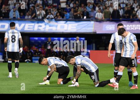 BUENOS AIRES, ARGENTINIEN - 19. NOVEMBER: Lautaro Martinez, Nicolas Otamendi, Julian Alvarez aus Argentinien im Anniversary Jersey während der Südamerika Stockfoto