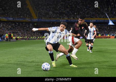 BUENOS AIRES, ARGENTINIEN - 19. NOVEMBER: Giuliano Simeone aus Argentinien und Piero Quispe aus Peru treten in Südamerika um den Ball an Stockfoto