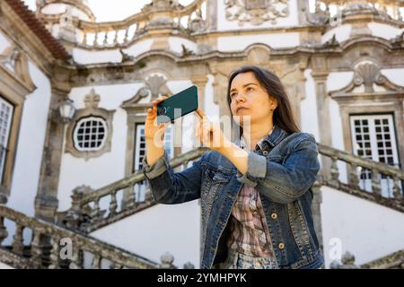 Frau Tourist mit Telefon, Vila Real, Portugal Stockfoto