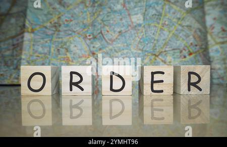Holzblock mit der Wortfolge drauf. Die Blöcke sind in einer Reihe angeordnet, wobei jeder Block einen anderen Buchstaben hat. Die Anordnung des bl Stockfoto