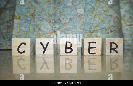 Holzblock mit dem Wort Cyber drauf. Die Blöcke sind in einer Reihe angeordnet, wobei jeder Block einen anderen Buchstaben hat. Die Anordnung des bl Stockfoto