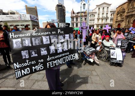 La Paz, Bolivien, 1. September 2014. Eine Aktivistin für Frauenrechte hält ein schwarzes Plakat mit den Fotos und Namen der Opfer von Frauenmorden auf der Plaza San Francisco während einer Demonstration, um gegen Gewalt gegen Frauen zu protestieren. Laut einem Bericht DER WHO vom Januar 2013 ist Bolivien das Land mit der höchsten Gewaltrate gegen Frauen in Lateinamerika, seit 2006 gab es 453 Fälle von Frauenmord. Ein Teil der Kirche von San Francisco befindet sich im Hintergrund. Quelle: James Brunker / Alamy Live News Stockfoto