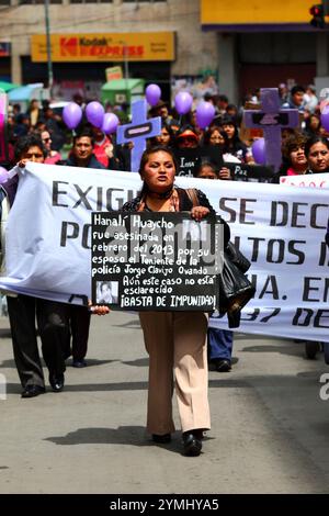 La Paz, Bolivien, 1. September 2014. Ein Frauenrechtler trägt ein Plakat, das an Hanali Huaycho während eines protestmarsches gegen Gewalt gegen Frauen erinnert. Der marsch wurde auch zurückgewiesen, die kürzlich von mehreren Kandidaten während des aktuellen Wahlkampfs abgegebene Äußerungen, die das Problem zu minimieren und Frauen zu diskriminieren scheinen. Laut einem WHO-Bericht vom Januar 2013 ist Bolivien das Land mit der höchsten Gewaltrate gegen Frauen in Lateinamerika, während der derzeitigen Regierung gab es seit 2006 453 Fälle von Frauenmorden. Quelle: James Brunker / Alamy Live News Stockfoto