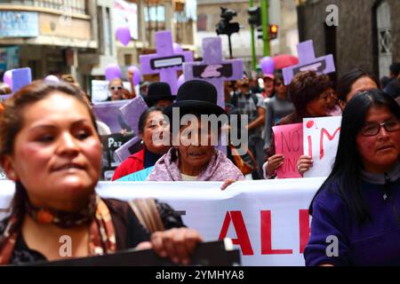 La Paz, Bolivien, 1. September 2014. Dionisia Sarzuri (deren Tochter Dominga Quenta Sarsuri 2013 von ihrem Freund Emiliio Coca Uturuncu getötet wurde) trägt ein Banner während eines protestmarsches gegen Gewalt gegen Frauen. Laut einem WHO-Bericht vom Januar 2013 ist Bolivien das Land mit der höchsten Gewaltrate gegen Frauen in Lateinamerika, während der derzeitigen Regierung gab es seit 2006 453 Fälle von Frauenmord. Die Fassade der Kirche von San Francisco befindet sich im Hintergrund. Quelle: James Brunker / Alamy Live News Stockfoto