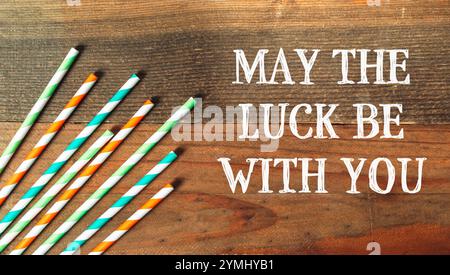 Ein Haufen Strohhalme mit einer Botschaft, die sagt, möge das Glück bei dir sein. Das Konzept der Feier und Positivität, da die Strohhalme so angeordnet sind, dass sie richtig lecker sind Stockfoto