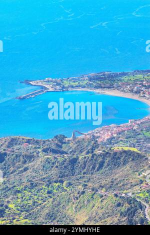 Blick von oben auf das Dorf Giardini di Naxos und die ionische Küste, Castelmola, Taormina, Sizilien, Italien Stockfoto