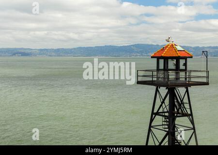 Alcatraz-Wachturm über der Bucht von San Francisco unter bewölktem Himmel Stockfoto