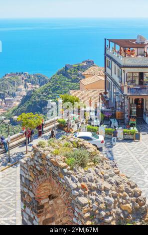Blick auf Taormina und die Ionische Küste vom Hauptplatz Castelmola, Castelmola, Taormina, Sizilien, Italien Stockfoto