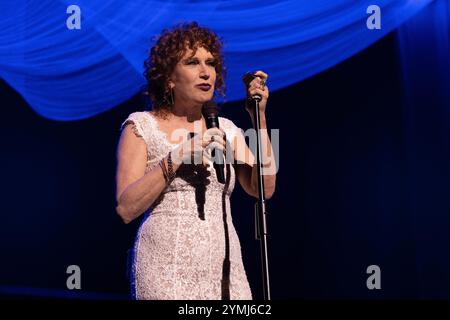 5. November 2024, Neapel, Italien: Fiorella Mannoia tritt live auf der Bühne während der Sinfonica Tour im Teatro Augusteo in Neapel auf. (Kreditbild: © Francesco Cigliano/Pacific Press via ZUMA Press Wire) NUR REDAKTIONELLE VERWENDUNG! Nicht für kommerzielle ZWECKE! Stockfoto