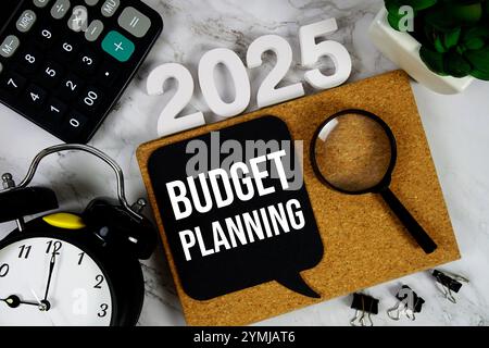 Budget Planning 2025 Textnachricht mit Taschenrechner, Wecker und Lupe auf hölzernem Hintergrund Stockfoto