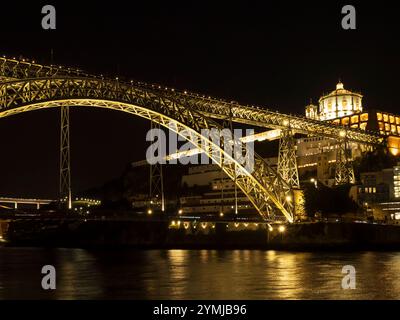 Ponte Dom Luis I Brücke, Douro bei Nacht, Porto, Portugal. Stockfoto