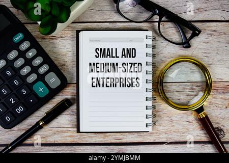 Small And Medium-sized Enterprises (SME) text on notepad, Business and Financial concept background Stockfoto