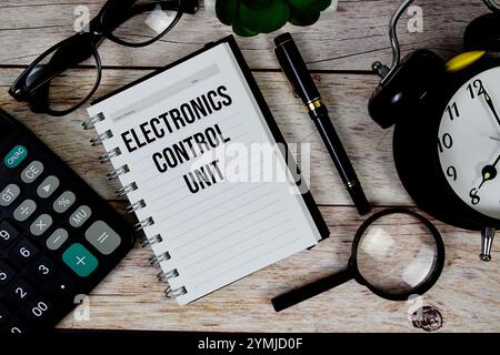 Text der elektronischen Steuereinheit (ECU) auf dem Notizblock, Hintergrund des Geschäfts- und Finanzkonzepts Stockfoto