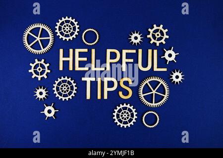 Hilfreiche Tipps Buchstaben mit Zahnrädern auf marineblauem Hintergrund Stockfoto