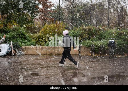 Paris, Frankreich. November 2024. Während des Schneefalls des Sturms Caetano läuft ein Mann durch die Gegend Chatelet Les Halles in Paris. Der Sturm Caetano erreichte die Region Paris mit Schneefall, der im November 56 Jahre lang nicht mehr zu sehen war, mit 4 Zentimetern Schnee auf den Straßen der französischen Hauptstadt. Météo-France hat 38 Departements in Frankreich in den Status Orange gesetzt. Quelle: SOPA Images Limited/Alamy Live News Stockfoto