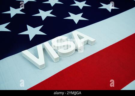 Visa-Buchstaben mit US-Flagge Hintergrund Stockfoto