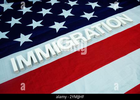 Einwanderungsbuchstaben mit US-Flaggenhintergrund Stockfoto