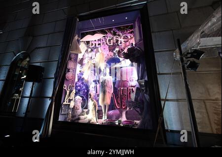 New York, USA. November 2024. Blick auf Bergdorf Goodmans Feiertagsfenster 2024 im Thema „Toast the Town, New York, NY, 21. November 2024. (Foto: Anthony Behar/SIPA USA) Credit: SIPA USA/Alamy Live News Stockfoto