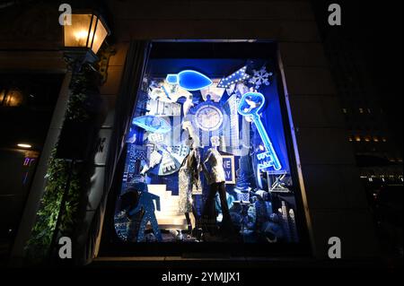 New York, USA. November 2024. Blick auf Bergdorf Goodmans Feiertagsfenster 2024 im Thema „Toast the Town, New York, NY, 21. November 2024. (Foto: Anthony Behar/SIPA USA) Credit: SIPA USA/Alamy Live News Stockfoto