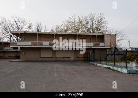 Verlassenes, baufälliges Motel, das auf den Abriss an der Clark Avenue in Niagara Falls, Ontario, Kanada wartet Stockfoto