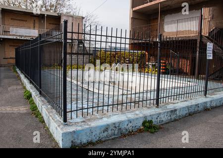 Swimmingpool im Freien im verlassenen, baufälligen Motel, das auf den Abriss an der Clark Avenue in Niagara Falls, Ontario, Kanada wartet Stockfoto