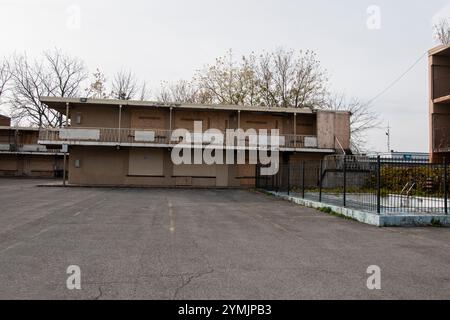 Verlassenes, baufälliges Motel, das auf den Abriss an der Clark Avenue in Niagara Falls, Ontario, Kanada wartet Stockfoto