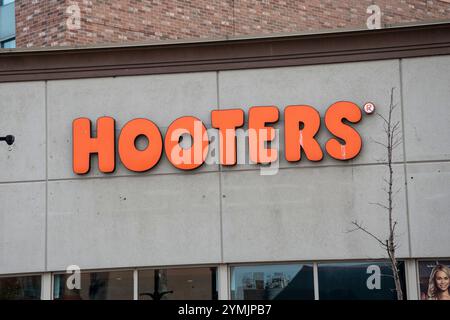 Hooters-Schild auf der Ferry Street in Niagara Falls, Ontario, Kanada Stockfoto