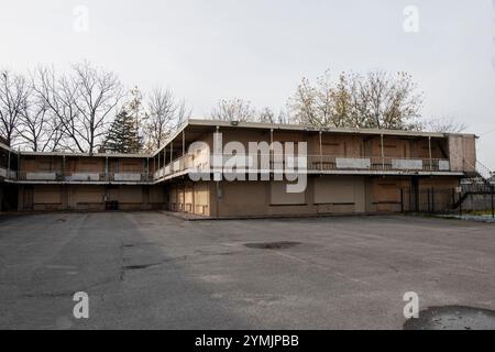 Verlassenes, baufälliges Motel, das auf den Abriss an der Clark Avenue in Niagara Falls, Ontario, Kanada wartet Stockfoto