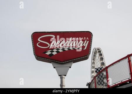 Schild für den Niagara Speedway auf dem Cliffton Hill in Niagara Falls, Ontario, Kanada Stockfoto