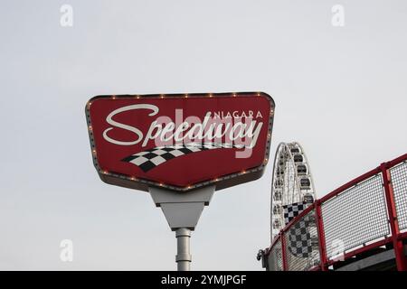 Schild für den Niagara Speedway auf dem Cliffton Hill in Niagara Falls, Ontario, Kanada Stockfoto