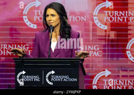 Duluth, Usa. Oktober 2024. Tulsi Gabbard spricht während einer Wendepunkt-Aktion-Kundgebung zur Unterstützung des ehemaligen Präsidenten Donald Trump in Duluth. (Foto: Jen Golbeck/SOPA Images/SIPA USA) Credit: SIPA USA/Alamy Live News Stockfoto