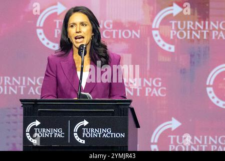 Duluth, Usa. Oktober 2024. Tulsi Gabbard spricht während einer Wendepunkt-Aktion-Kundgebung zur Unterstützung des ehemaligen Präsidenten Donald Trump in Duluth. (Foto: Jen Golbeck/SOPA Images/SIPA USA) Credit: SIPA USA/Alamy Live News Stockfoto