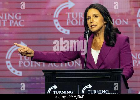 Duluth, Usa. Oktober 2024. Tulsi Gabbard spricht während einer Wendepunkt-Aktion-Kundgebung zur Unterstützung des ehemaligen Präsidenten Donald Trump in Duluth. (Foto: Jen Golbeck/SOPA Images/SIPA USA) Credit: SIPA USA/Alamy Live News Stockfoto