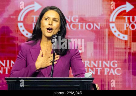 Duluth, Usa. Oktober 2024. Tulsi Gabbard spricht während einer Wendepunkt-Aktion-Kundgebung zur Unterstützung des ehemaligen Präsidenten Donald Trump in Duluth. (Foto: Jen Golbeck/SOPA Images/SIPA USA) Credit: SIPA USA/Alamy Live News Stockfoto