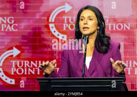 Duluth, Usa. Oktober 2024. Tulsi Gabbard spricht während einer Wendepunkt-Aktion-Kundgebung zur Unterstützung des ehemaligen Präsidenten Donald Trump in Duluth. (Foto: Jen Golbeck/SOPA Images/SIPA USA) Credit: SIPA USA/Alamy Live News Stockfoto