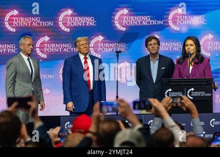 Duluth, USA. Oktober 2024. Der gewählte Präsident Donald Trump tritt auf der Bühne mit Tucker Carlson, Robert F. Kennedy Jr. und Tulsi Gabbard bei einer Wendepunkt-Action-Rallye in Duluth auf. RFK Jr. wurde zum Minister für Gesundheit und menschliche Dienste und Tulsi Gabbard zum Direktor des Nationalen Geheimdienstes nominiert. (Credit Image: © Jen Golbeck/SOPA Images via ZUMA Press Wire) NUR REDAKTIONELLE VERWENDUNG! Nicht für kommerzielle ZWECKE! Stockfoto