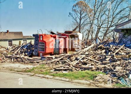 New Orleans, LA, USA - 2005: Großer Lkw und Trümmer vom Industrial Canal Levee Break im Lower Ninth Ward nach Hurrikan Katrina gestürzt Stockfoto